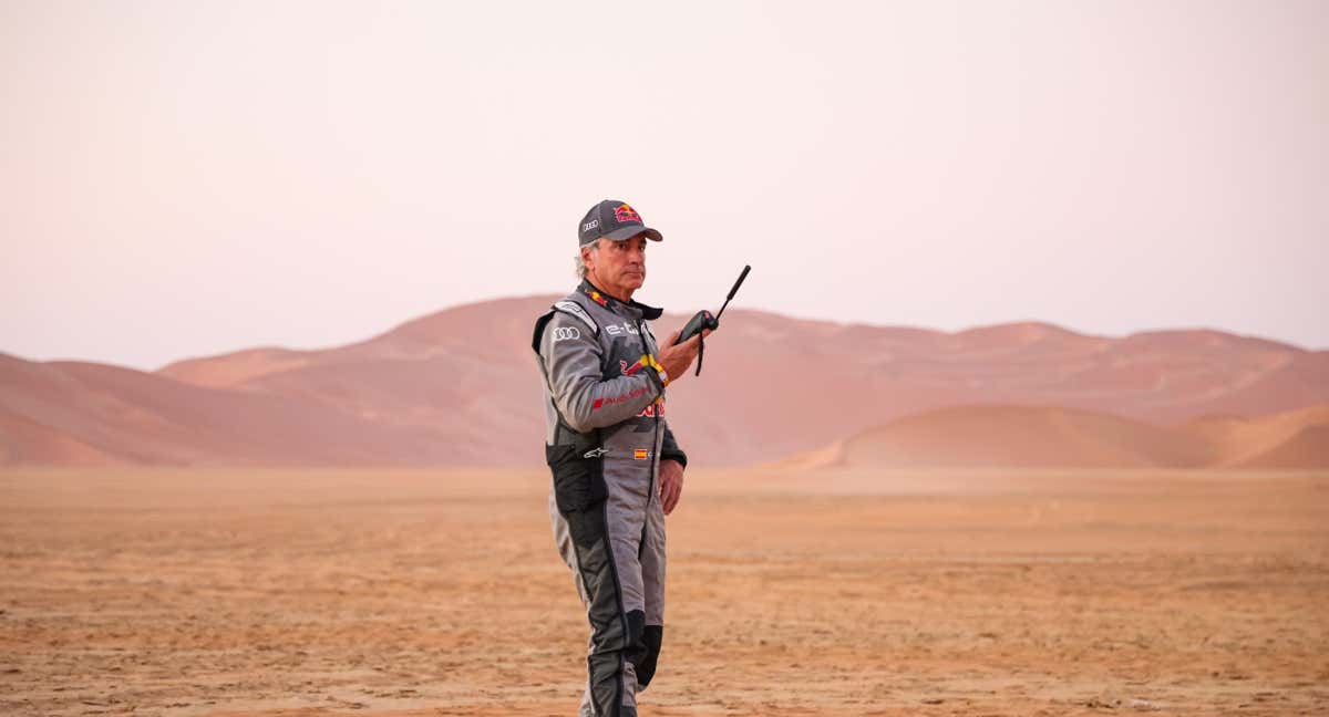 Carlos Sainz, con un teléfono satelital durante la 48h Chrono. /A.S.O./Florent Gooden/DPPI