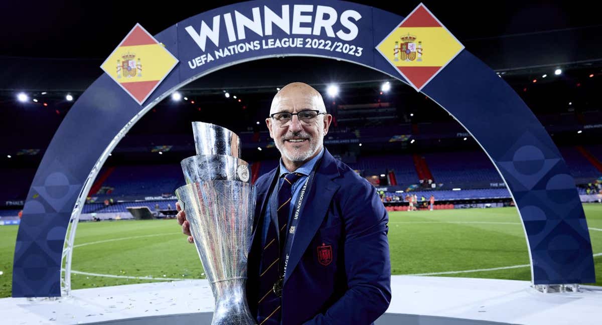 Luis de la Fuente sostiene el título de campeón de la UEFA Nations League.
