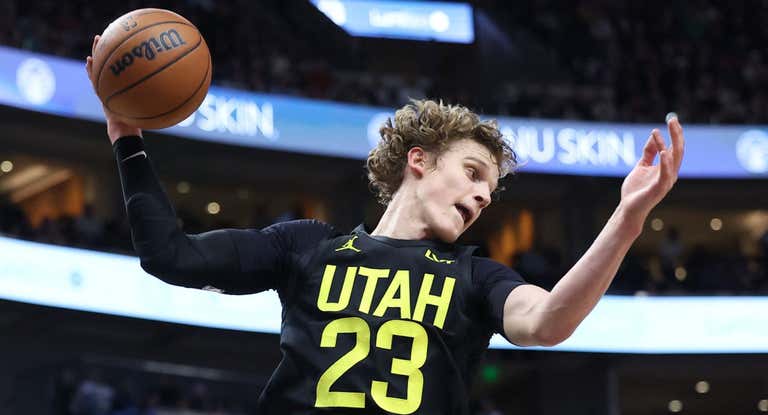 Lauri Markkanen recoge un rebote.