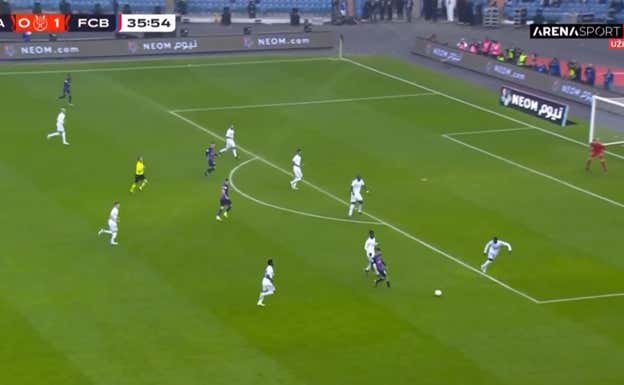 Pedri recibe y eso hace perder metros a la defensa del Real Madrid.  WYSCOUT