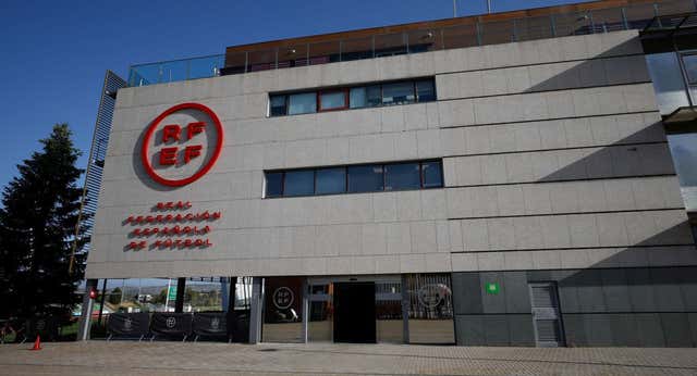 La RFEF escondía en sótanos las facturas que usó Negreira para cobrar al FC Barcelona