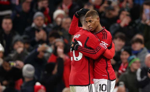 Rashford y Dalot se abrazan tras el gol.  EFE