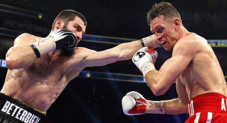 Artur Beterbiev golpea a Callum Smith durante su combate.