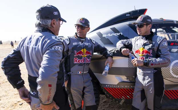 Carlos Sainz, Stéphane Peterhansel y Edouard Boulanger, en el Rally Dakar 2024.  A.S.O./J.Delfosse/DPPI
