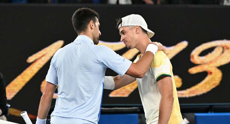 Novak Djokovic felicita a Dino Prizmic tras su partido.