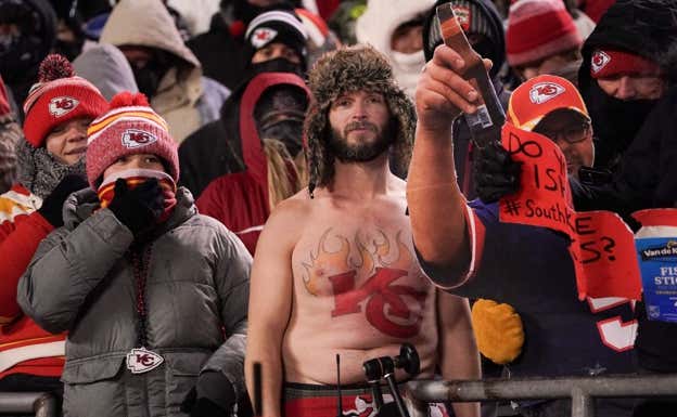 Un fan de los Chiefs desafiando al frío. AFP