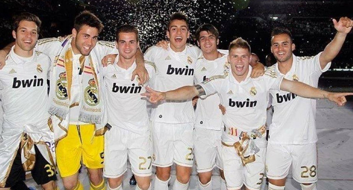 Nacho, tercero por la izquierda, y Joselu, cuarto, celebran la Liga de los Récords.