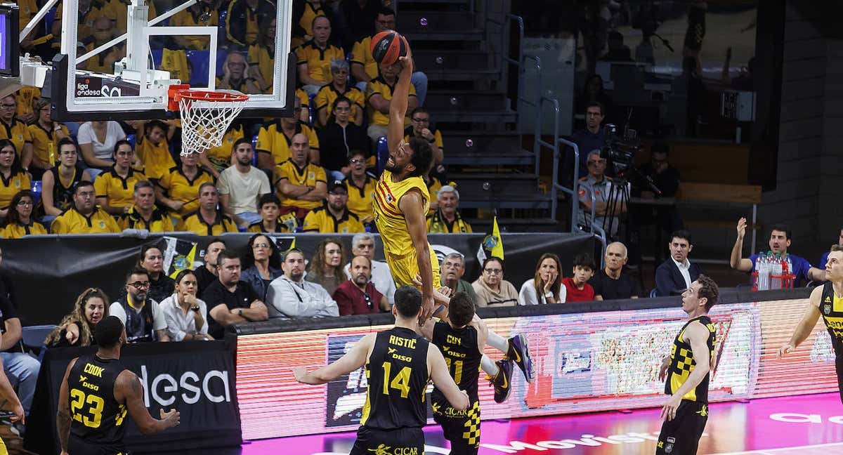 Jabari Parker vuela durante el mate ante Lenovo Tenerife. /ACB PHOTO/E. COBOS