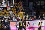 ¡La locura de Jabari Parker! Un mate de póster y un triple para dar la victoria al Barça