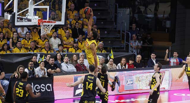 ¡La locura de Jabari Parker! Un mate de póster y un triple para dar la victoria al Barça