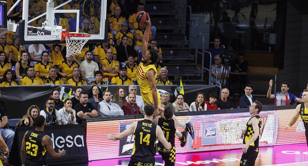 Jabari Parker vuela durante el mate ante Lenovo Tenerife.