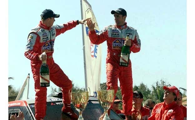 Jean-Paul Cottret y Stéphane Peterhansel, tras ganar el Rally Dakar 2004.  AFP