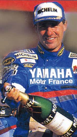 Stéphane Peterhansel celebra su primera victoria en moto en el Dakar 1991.  Archivo Yamaha