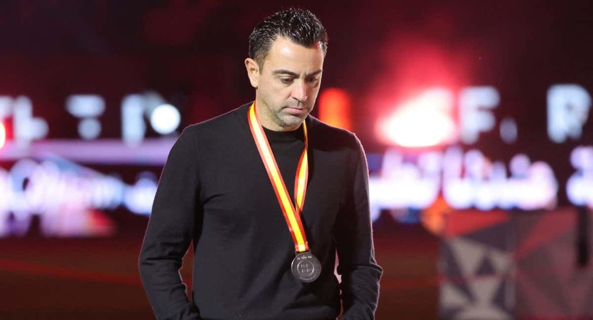 Xavi Hernández, con la medalla de subcampeón de la Supercopa al cuello. /AFP