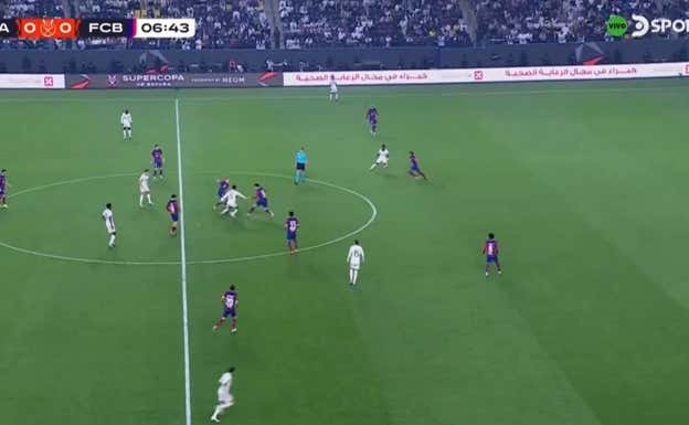 Koundé mira la pelota y no a Vinícius, trata de anticipar en vez de proteger el espacio, mal perfilado.  WYSCOUT