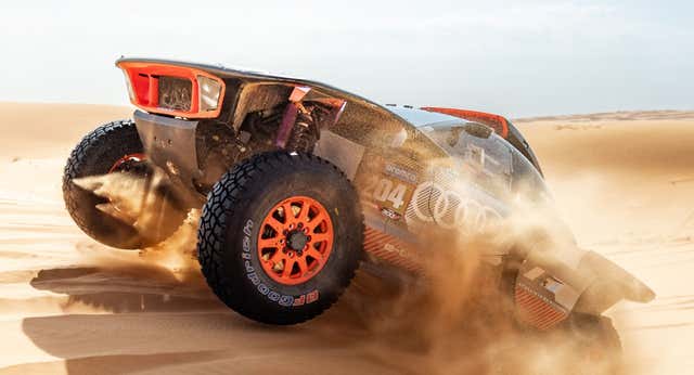 Carlos Sainz contesta a Sébastien Loeb y amplía su liderato en el Rally Dakar 2024