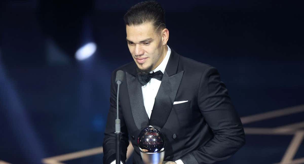 Ederson, en el momento de recibir el premio The Best. /EFE