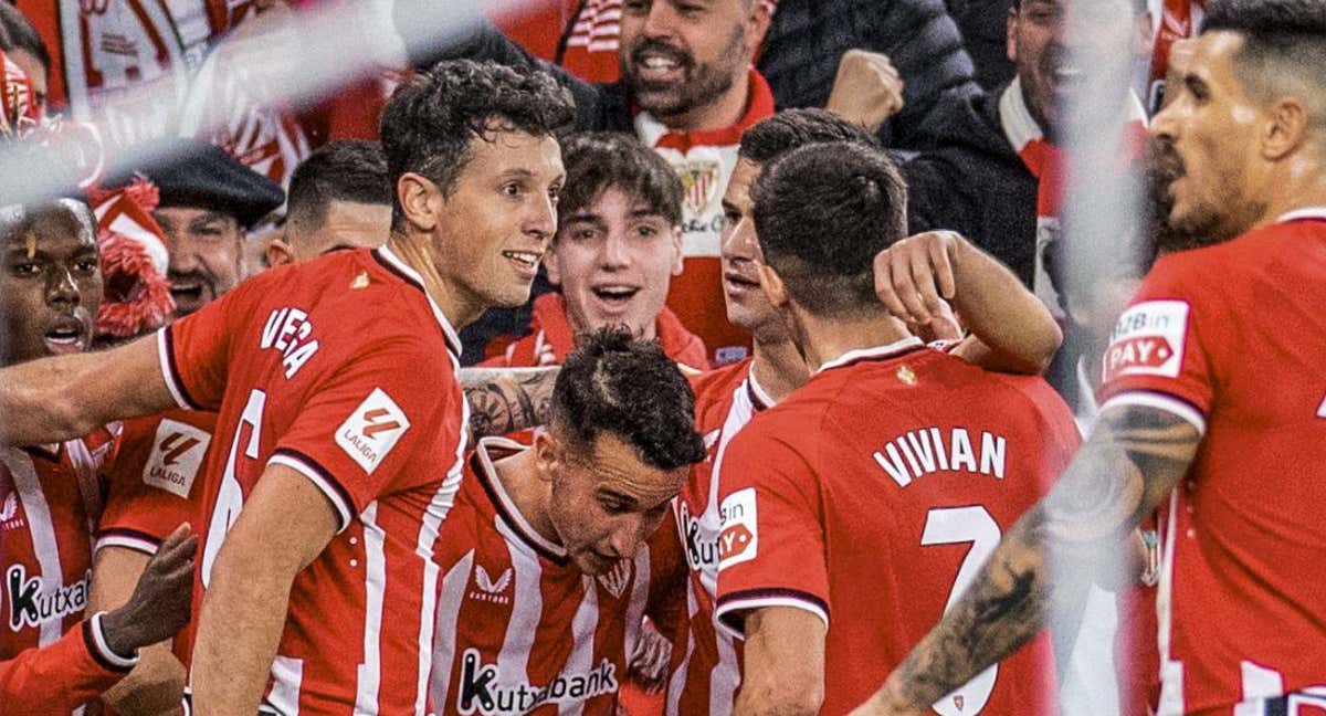 Los jugadores rojiblancos celebran uno de los goles de Berenguer en el derbi.