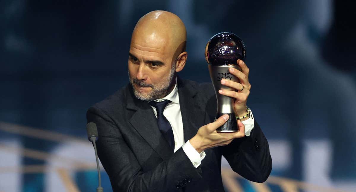 Guardiola levanta el The Best.