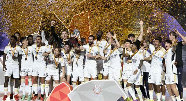 Súper Vinicius da un repaso al Barcelona y mete en problemas a un Xavi que no tiene defensa