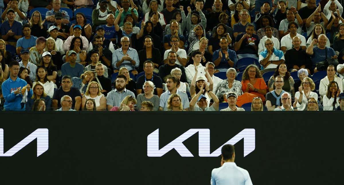 Novak Djokovic mira al público durante la primera ronda del Open de Australia. /REUTERS