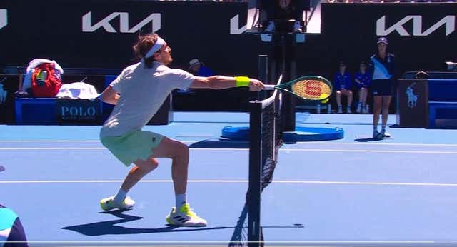 Un punto ‘imposible’ de Tsitsipas suscita el debate en Australia: ¿es legal un golpe así en el tenis?