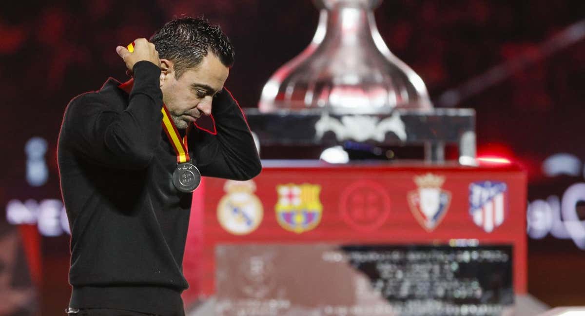 Xavi con la medalla de subcampeón.