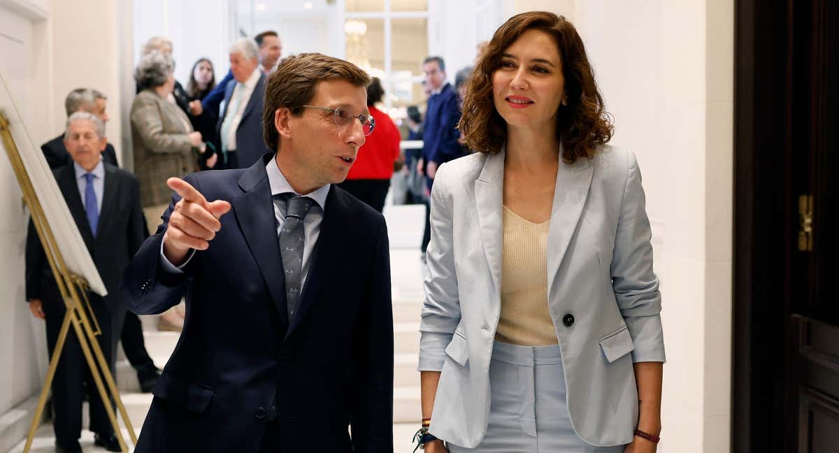 Almeida y Ayuso, en un acto.