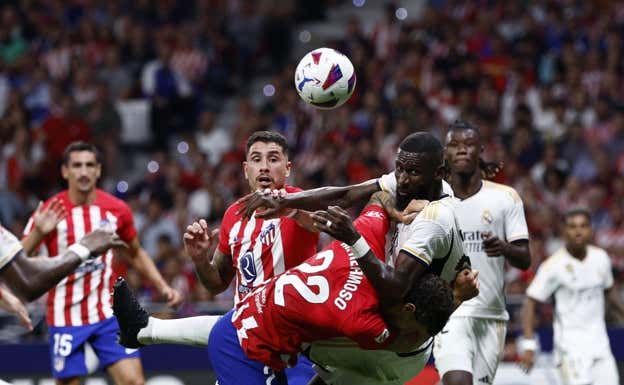 Hermoso pugna con Rudiger por un balón.  EFE