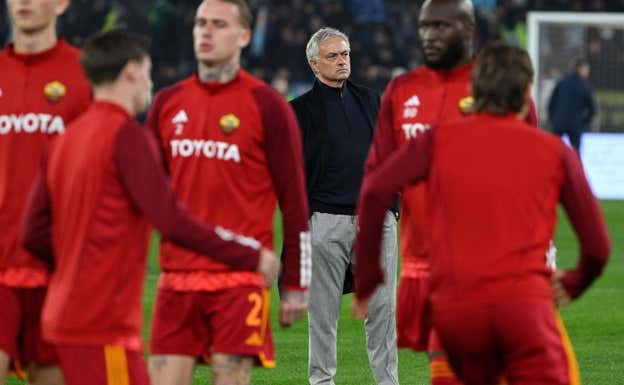 Mou antes de un partido de su equipo en el calentamiento.  EFE