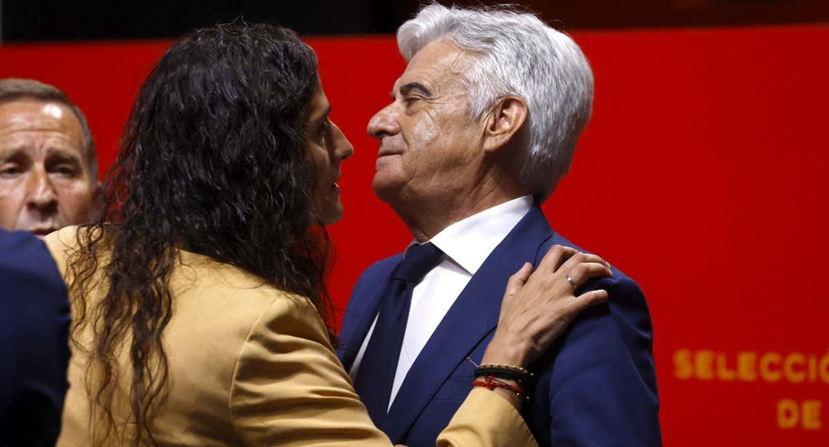El heredero de Rubiales en la RFEF, Pedro Rocha, saluda a Montse Tomé.