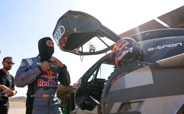 Carlos Sainz, a punto de subirse al Audi en el Rally Dakar 2024.  Audi Sport