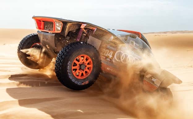 Carlos Sainz y Lucas Cruz, surcan el desierto en el Rally Dakar 2024.  Audi Sport