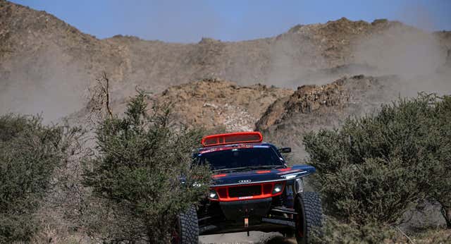 Carlos Sainz y Lucas Cruz resisten al ataque de Sébastien Loeb a tres días del final del Rally Dakar