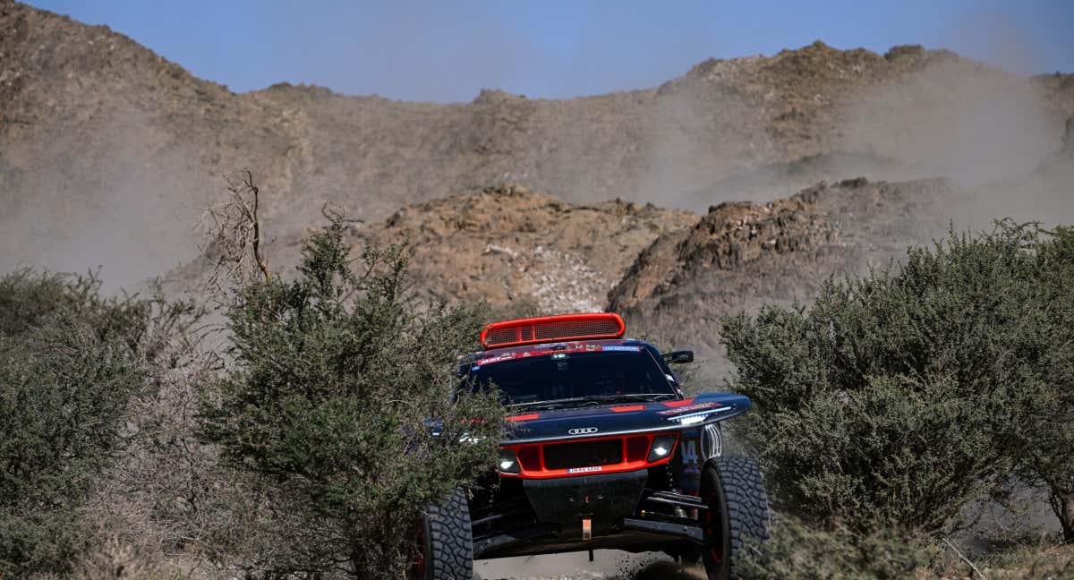 El Audi RS Q e-tron de Carlos Sainz y Lucas Cruz, entre los arbustos, en el Rally Dakar 2024.