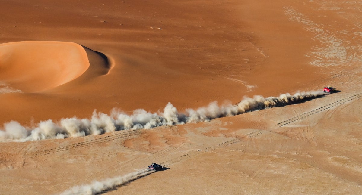 Carlos Sainz y Sébastien Loeb, en plena batalla en el Rally Dakar 2024.