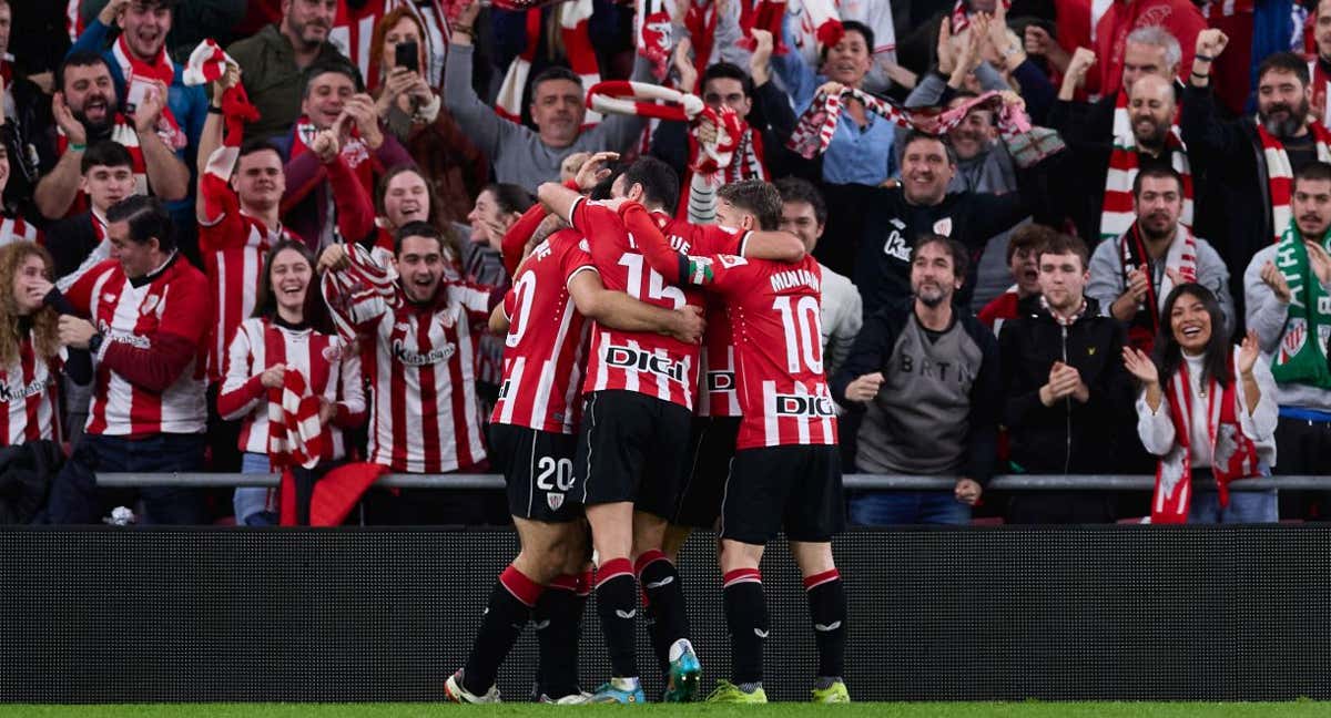 Los jugadores rojiblancos celebran uno de los goles de Villalibre./AFP