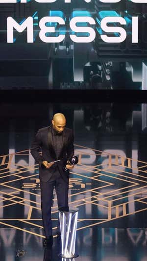 Henry mira atónito el premio a Messi. AFP