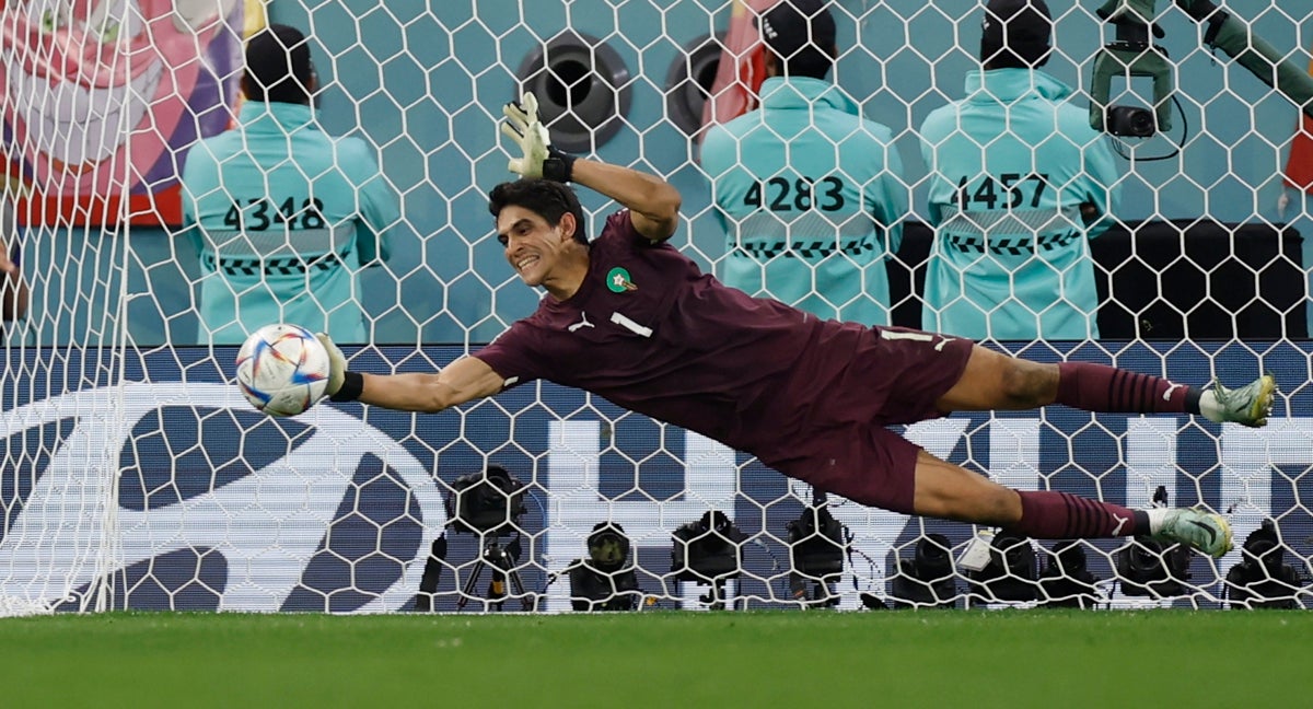 Yassine Bounou de Marruecos , en un partido de los octavos de final del Mundial de Fútbol 2022.