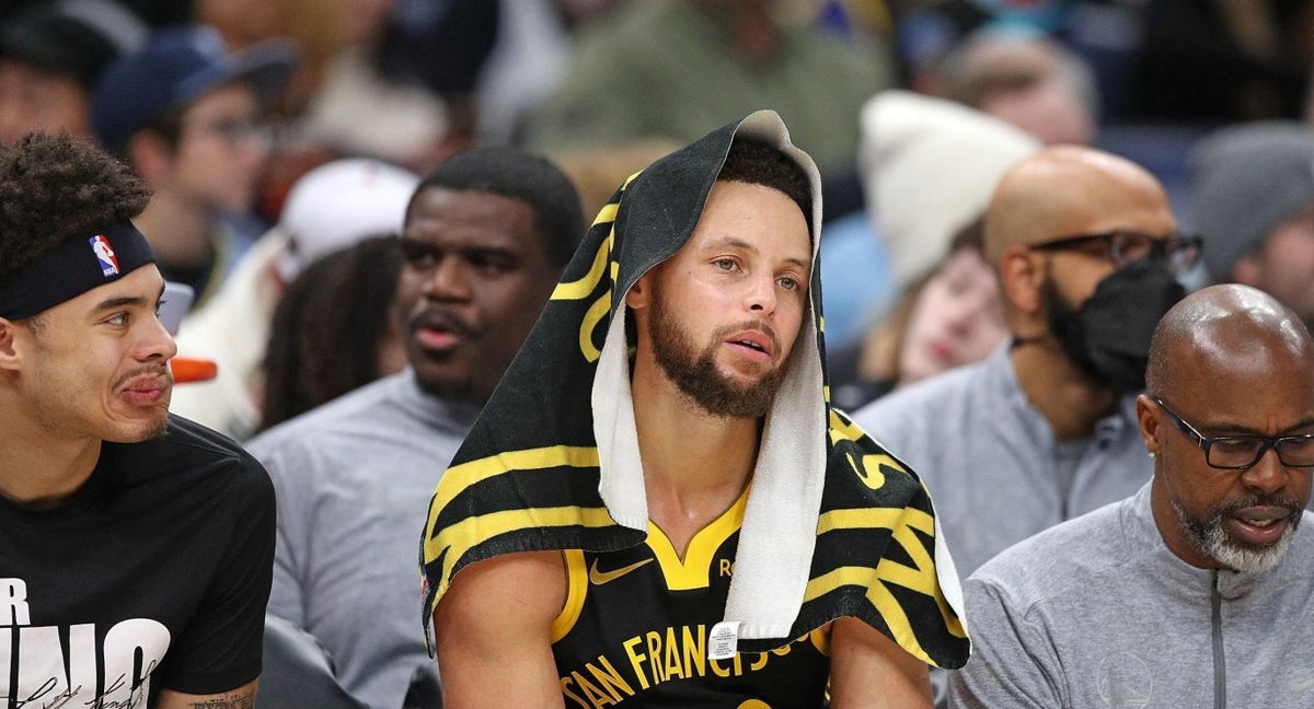Stephen Curry en el banquillo de los Warriors.