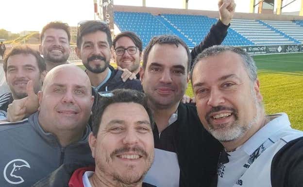 Andrés y Luis posan junto al nuevo césped del Reina Sofía.  Andrés Martín.