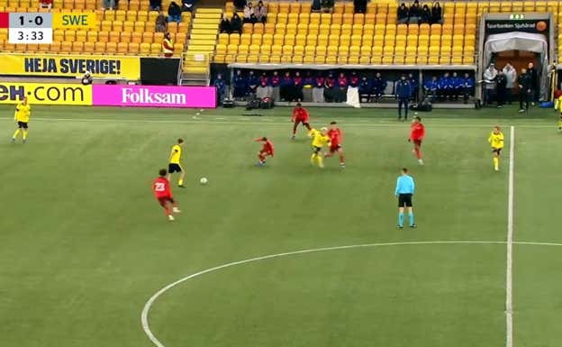 Bergvall recibe, pisa la pelota y se gira, pasando el cuero y continuando la jugada cortando hacia dentro.  WYSCOUT