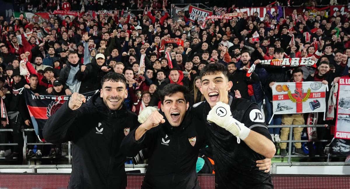 Isaac, Juanlu y Alberto celebran la victoria con los sevillistas desplazados a Getafe./SEVILLA