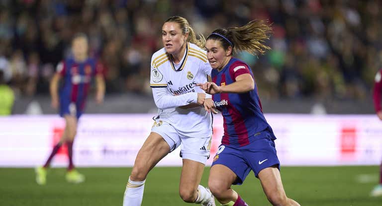 Mariona pugna con Freja Siri por el balón durante el partido.