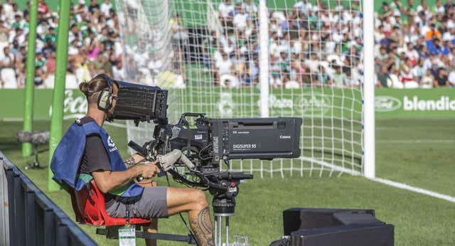 Movistar vuelve a llevarse el lote del fútbol de 2025 a 2027, tras la limitación que le impuso la CNMC