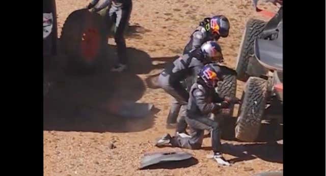 35 segundos vertiginosos enseñan el pinchazo que puso a Carlos Sainz contra las cuerdas: «Gracias, equipo»
