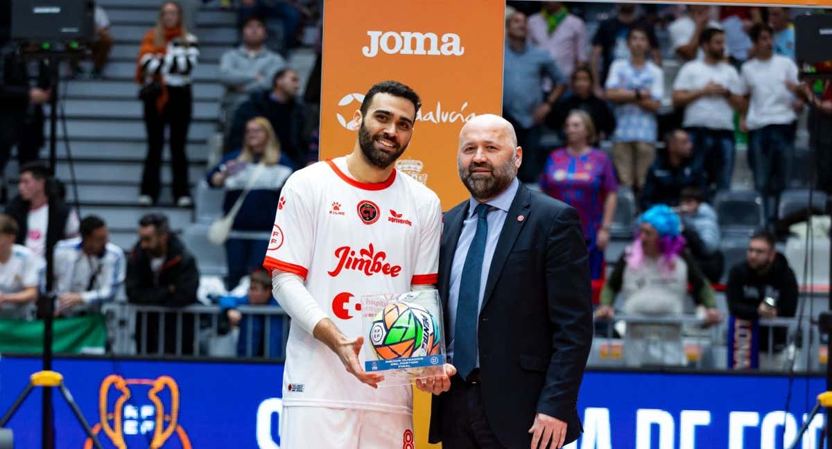 El seleccionador Fede Vidal entregó el MVP de la Supercopa de España a Tomaz Braga (Jimbee Cartagena).