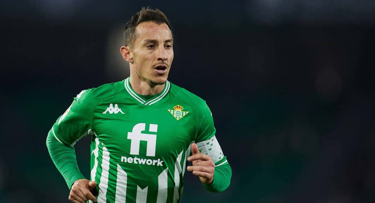 Andrés Guardado, en un partido como capitán del Betis.