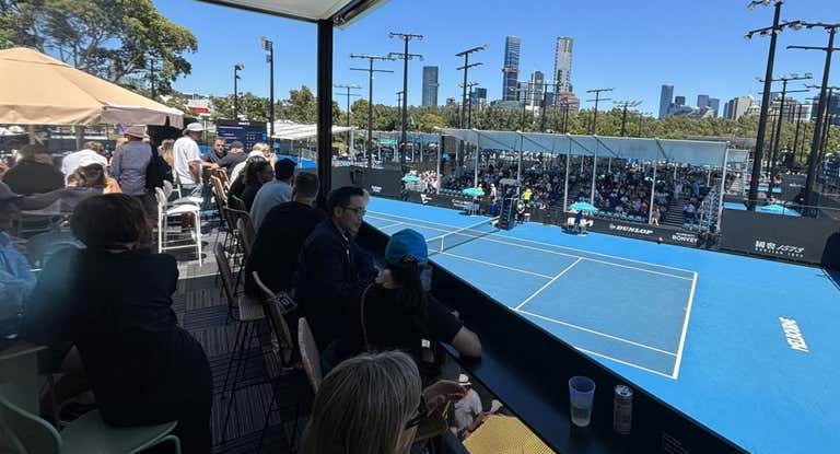 Vista de la pista 6 desde la planta alta del AO Courtside Bar.