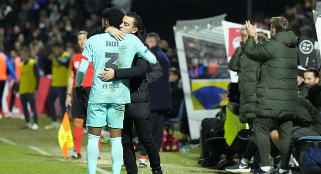 La exigencia que se esconde detrás del abrazo entre Xavi y Balde: «Se tiene que rebelar»